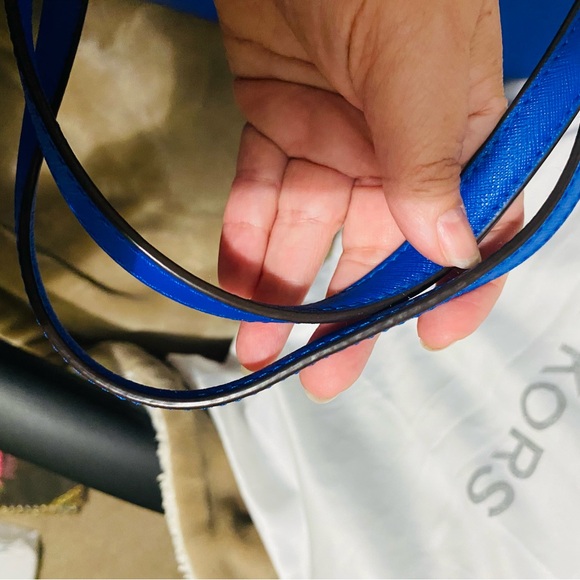 Michael Kors Large Jet Set Bag/Tote in Cobalt Blue. EUC. Original dust bag. - Picture 8 of 15